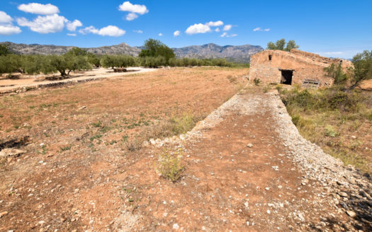 Small farmhouse with good access (256)