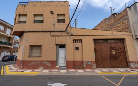 Big town house with two apartments and a warehouse (551)