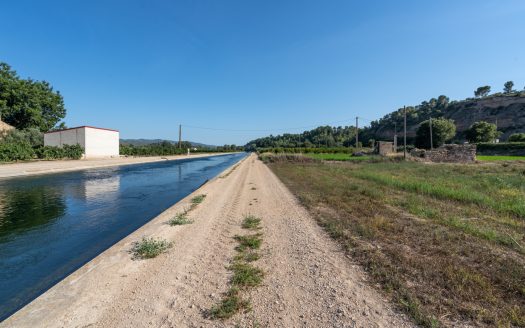 Your piece of ground next to the canal (566)