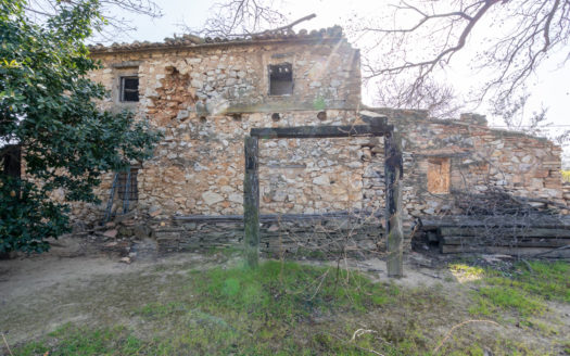 Country house to restore by the river (640)