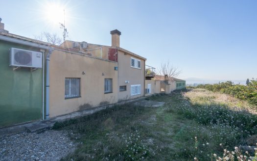 Massive land with a habitable house (815)