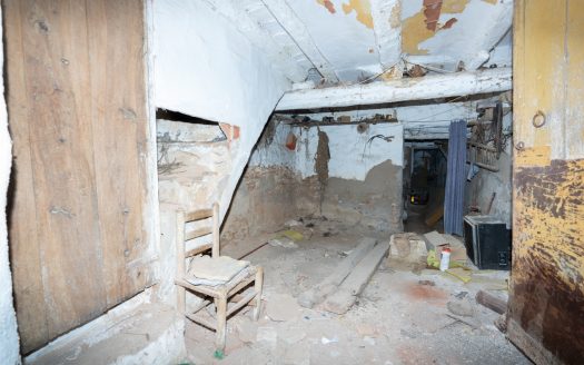 Very old house to restore in La Galera (825)