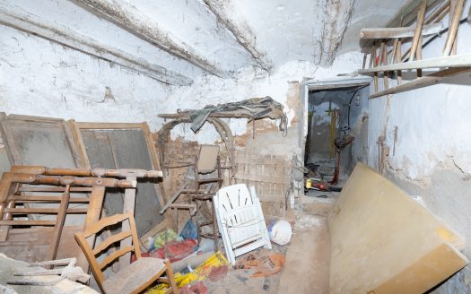 Very old house to restore in La Galera (825)