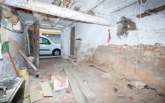Very old house to restore in La Galera (825)