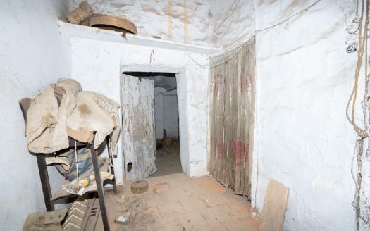 Very old house to restore in La Galera (825)