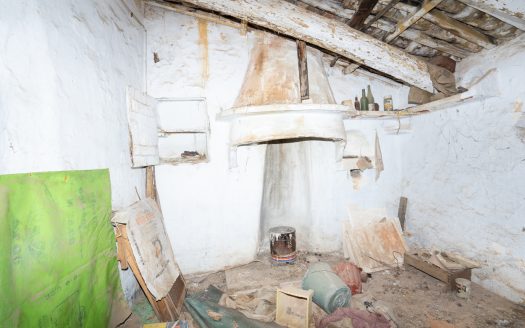Very old house to restore in La Galera (825)