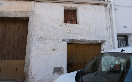 Very old house to restore in La Galera (825)
