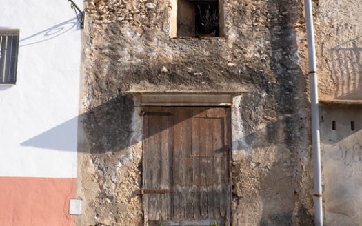Very old house to restore in La Galera (825)