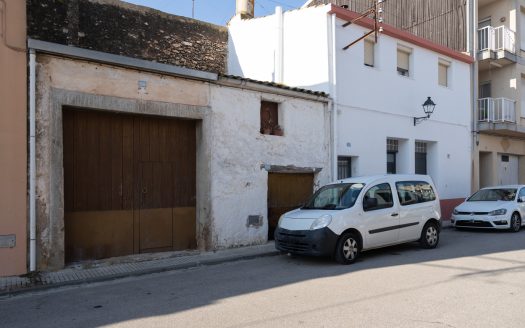 Very old house to restore in La Galera (825)