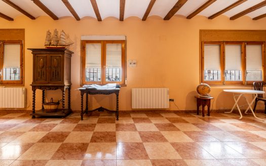 Gran casa con muchas posibilidades (855)