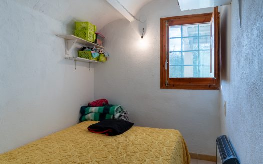 Una masia amb llum i aigua (908)