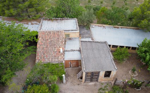Large and flat plot of land (921)
