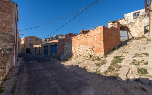 Plot of land to build a house (972)