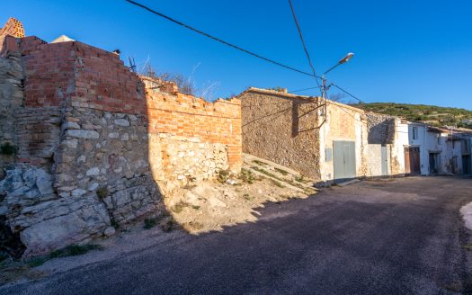Plot of land to build a house (972)
