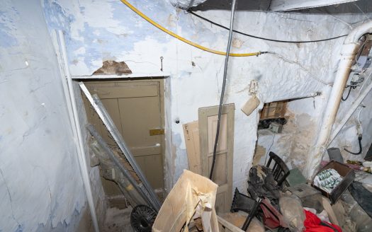 Big town house to restore (21)