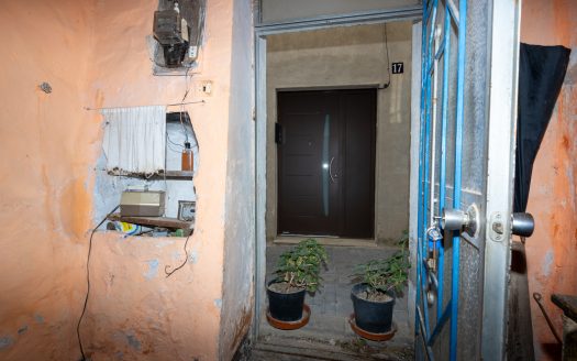 Narrow town house to restore (22)