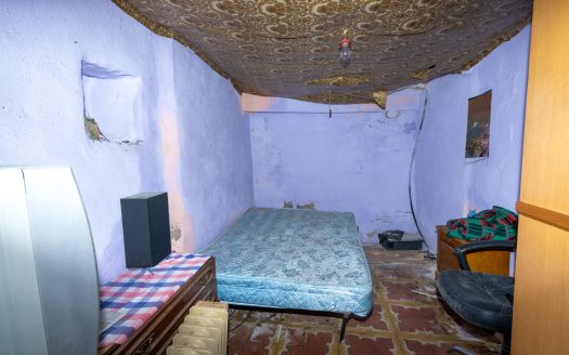 Narrow town house to restore (22)