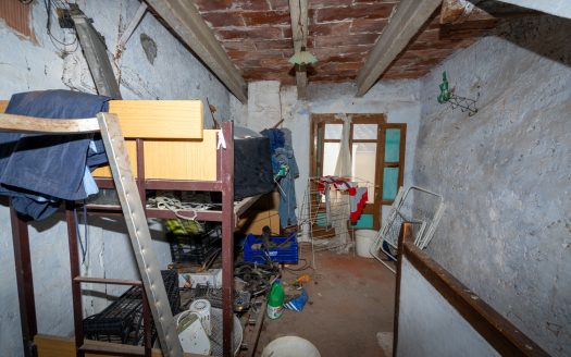 Narrow town house to restore (22)