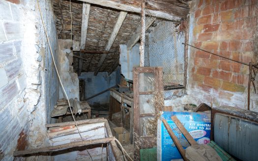 Narrow town house to restore (22)