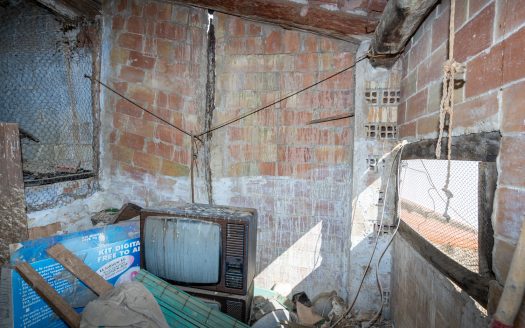 Narrow town house to restore (22)