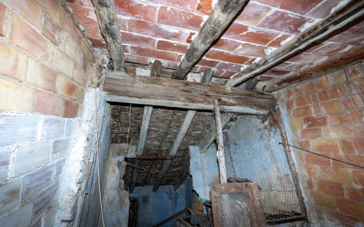 Narrow town house to restore (22)