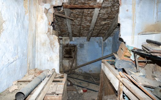 Narrow town house to restore (22)