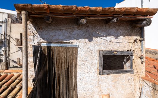 Narrow town house to restore (22)