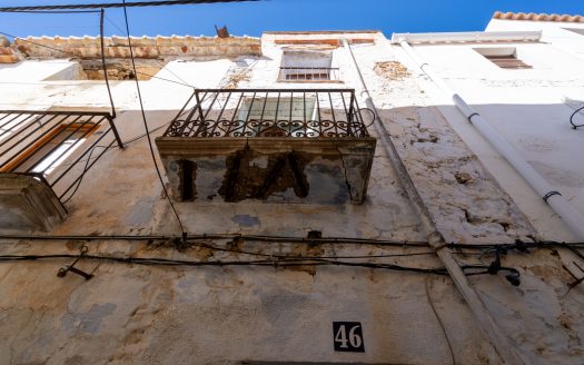 Narrow town house to restore (22)