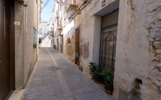 Narrow town house to restore (22)