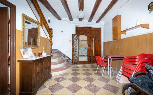 An old roomy house (45)