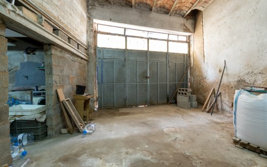 An old roomy house (45)