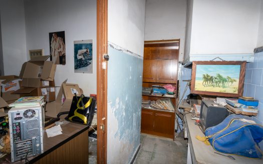An old roomy house (45)