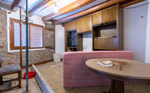 An old roomy house (45)