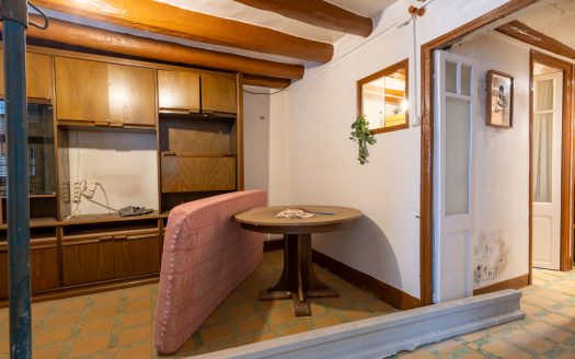 An old roomy house (45)