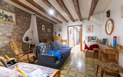 An old roomy house (45)
