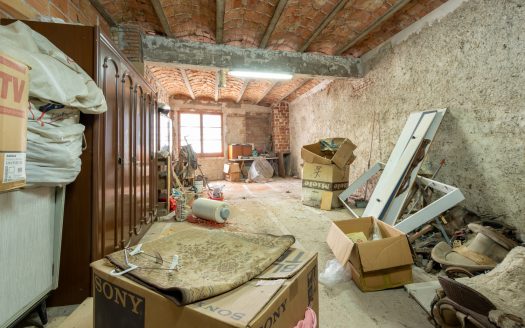 An old roomy house (45)