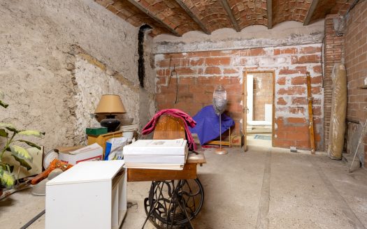 An old roomy house (45)
