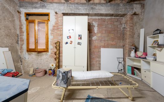 An old roomy house (45)
