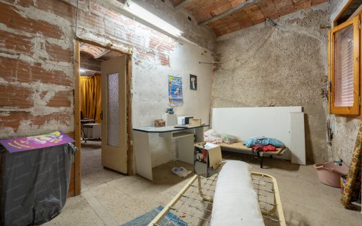 An old roomy house (45)