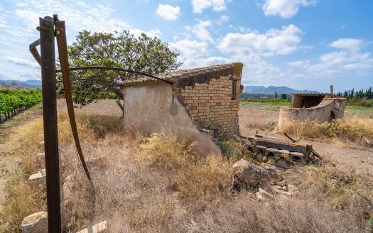 Irrigated land with a small building to restore (107)