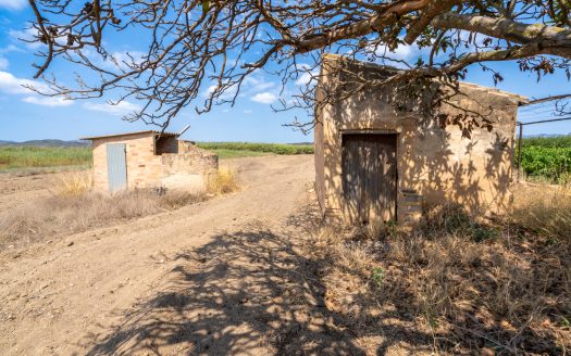 Irrigated land with a small building to restore (107)