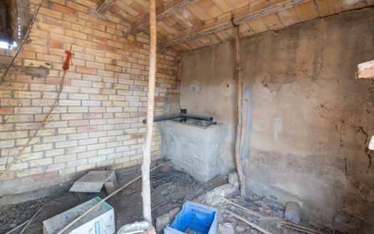 Irrigated land with a small building to restore (107)