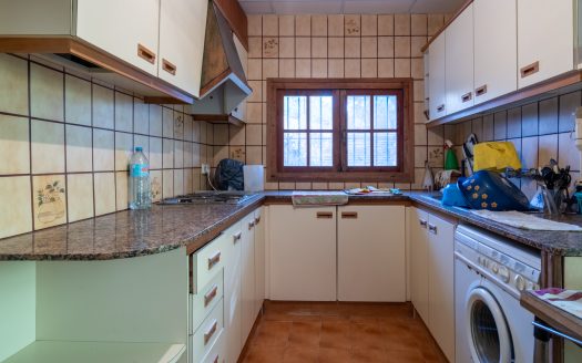 A country house in an urban land (201)