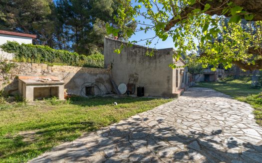 A country house in an urban land (201)