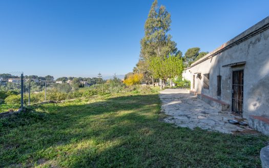 A country house in an urban land (201)