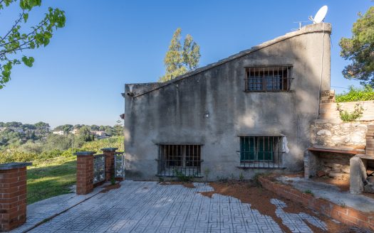 A country house in an urban land (201)