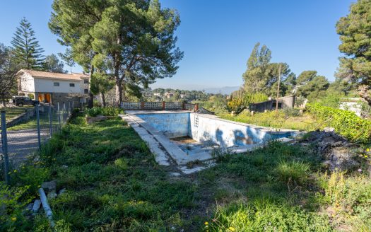 A country house in an urban land (201)