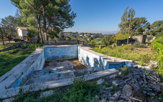 A country house in an urban land (201)