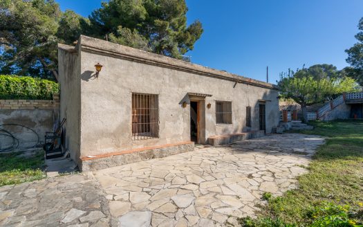 A country house in an urban land (201)