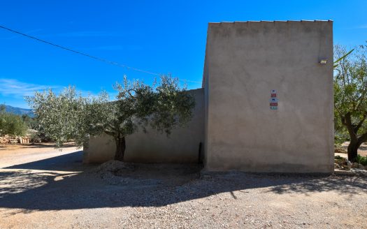 Country house with electricity and water (282)